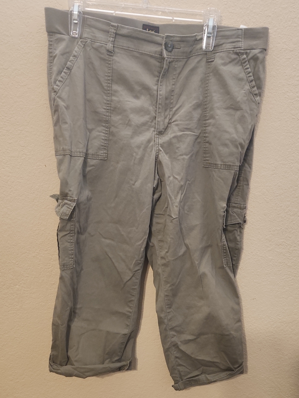 Lee Men's Cargo Capris in Olive